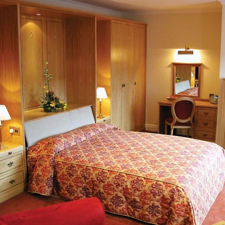 Hunters Lodge Hotel クルー エクステリア 写真
