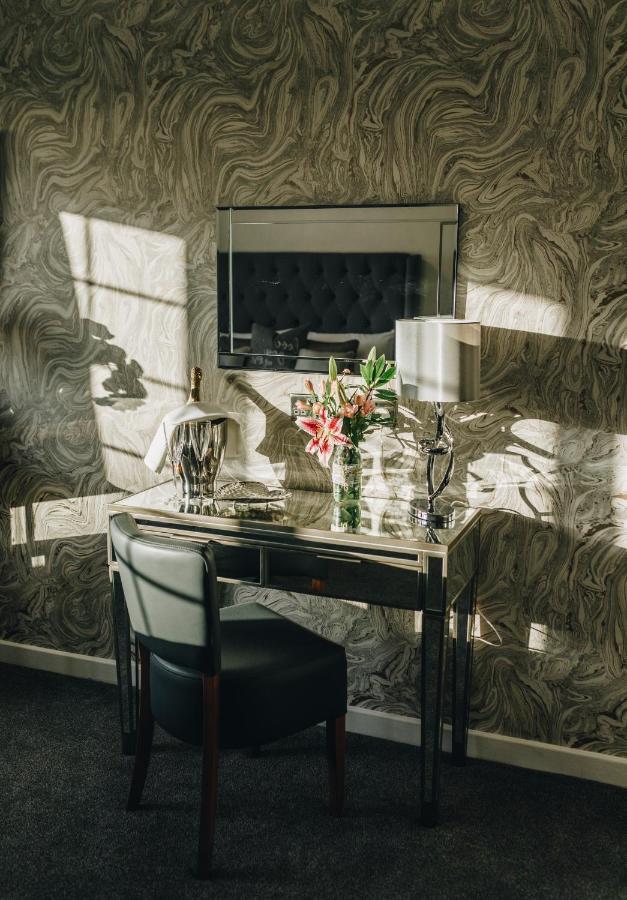 Hunters Lodge Hotel クルー エクステリア 写真