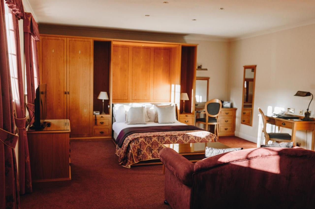 Hunters Lodge Hotel クルー エクステリア 写真