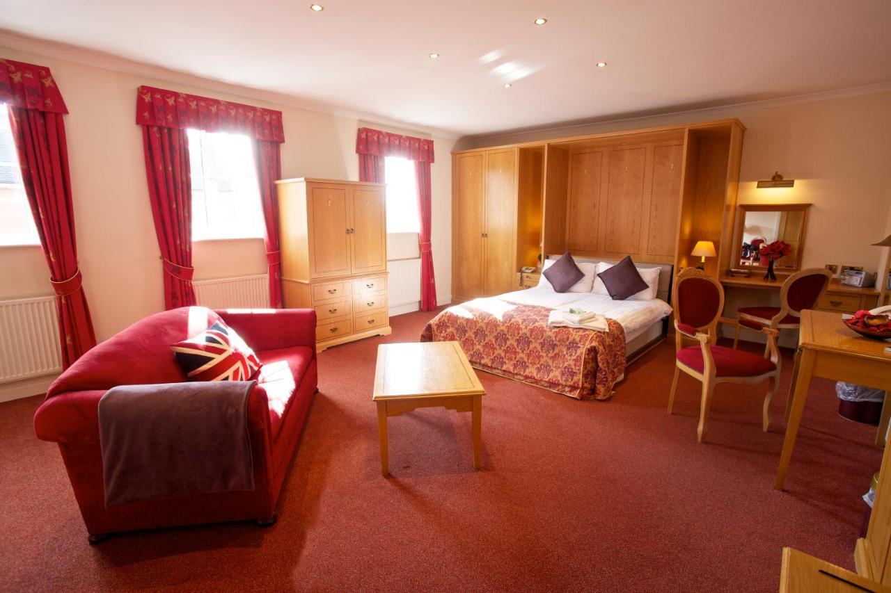Hunters Lodge Hotel クルー エクステリア 写真